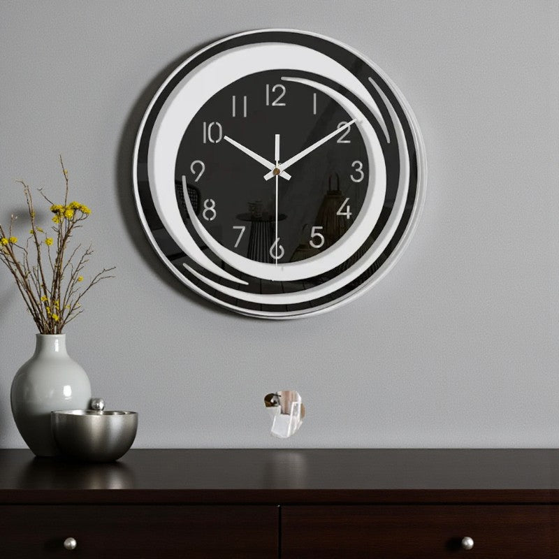 Minimalistische Wanduhr aus Acryl für ruhige, stilvolle Innenräume