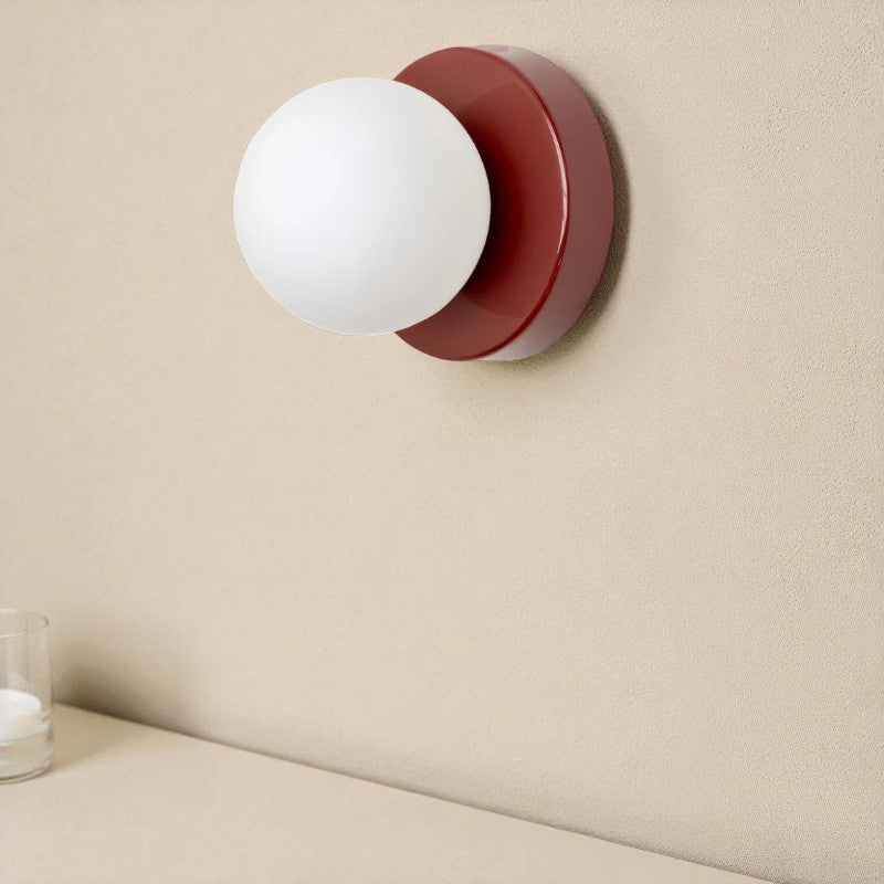 Elegante Wandleuchte mit Glaskugel für stilvolle und gemütliche Räume