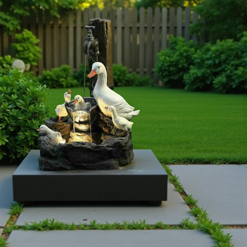 Wasserbrunnen mit plätschernder Entenfamilie