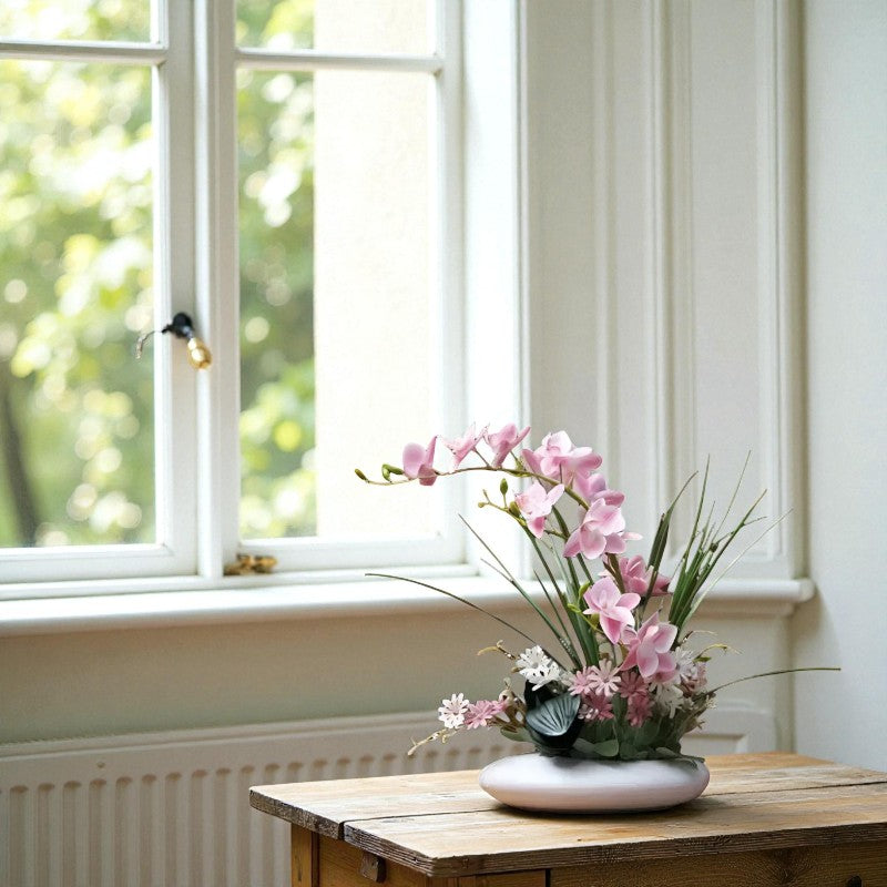 Florale Orchidee in eleganter moderner Dekovase