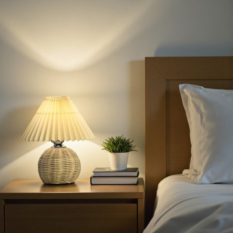 Faltbare Rattan Tischlampe mit kompakter Bauweise