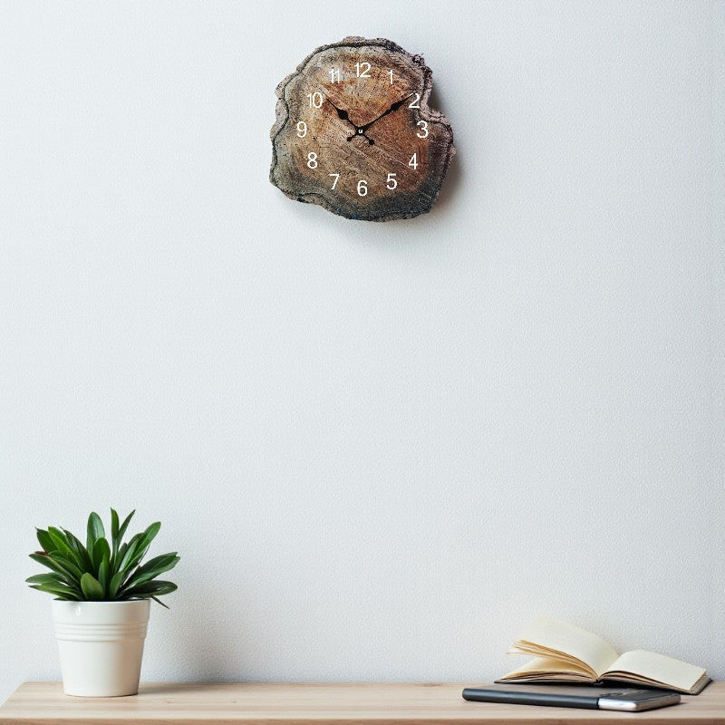 Handgefertigte Wanduhr aus Holz mit minimalistischem Stil