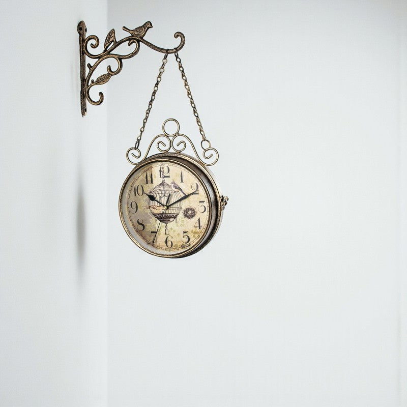 Vintage Bahnhof-Wanduhr mit zeitlosem Charme