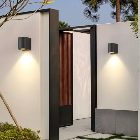 Kompakte LED-Wandleuchte mit schlankem Design für Außenbereiche