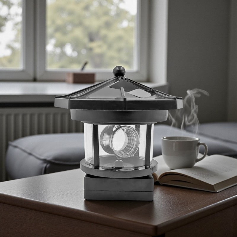 Solarbetriebene LED-Lampe mit Leuchtturm-Design und drehbarem Lichtstrahl