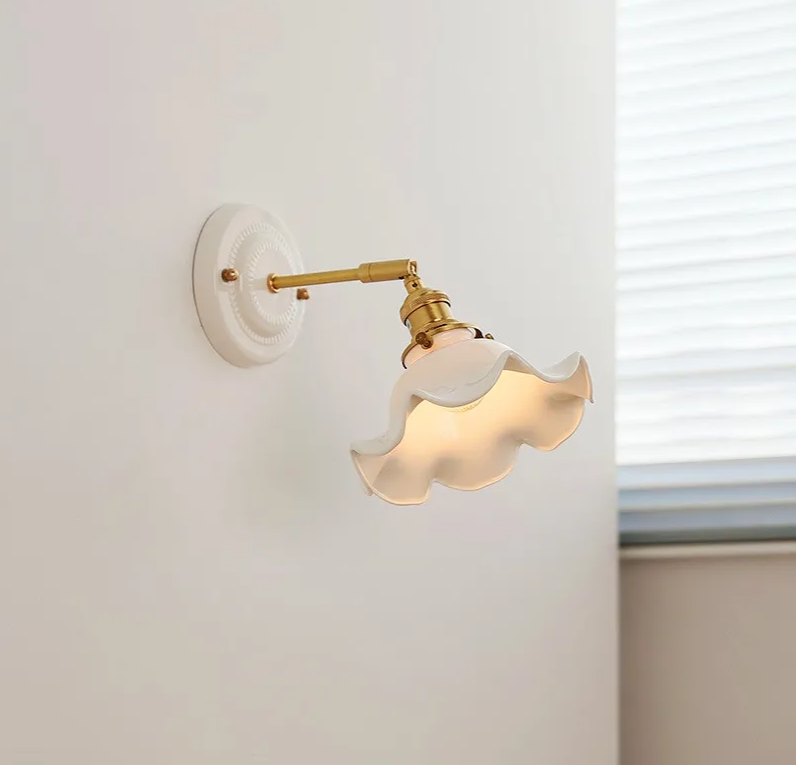 Parietta - LED-Wandleuchte mit Keramikschirm und Kupferarm