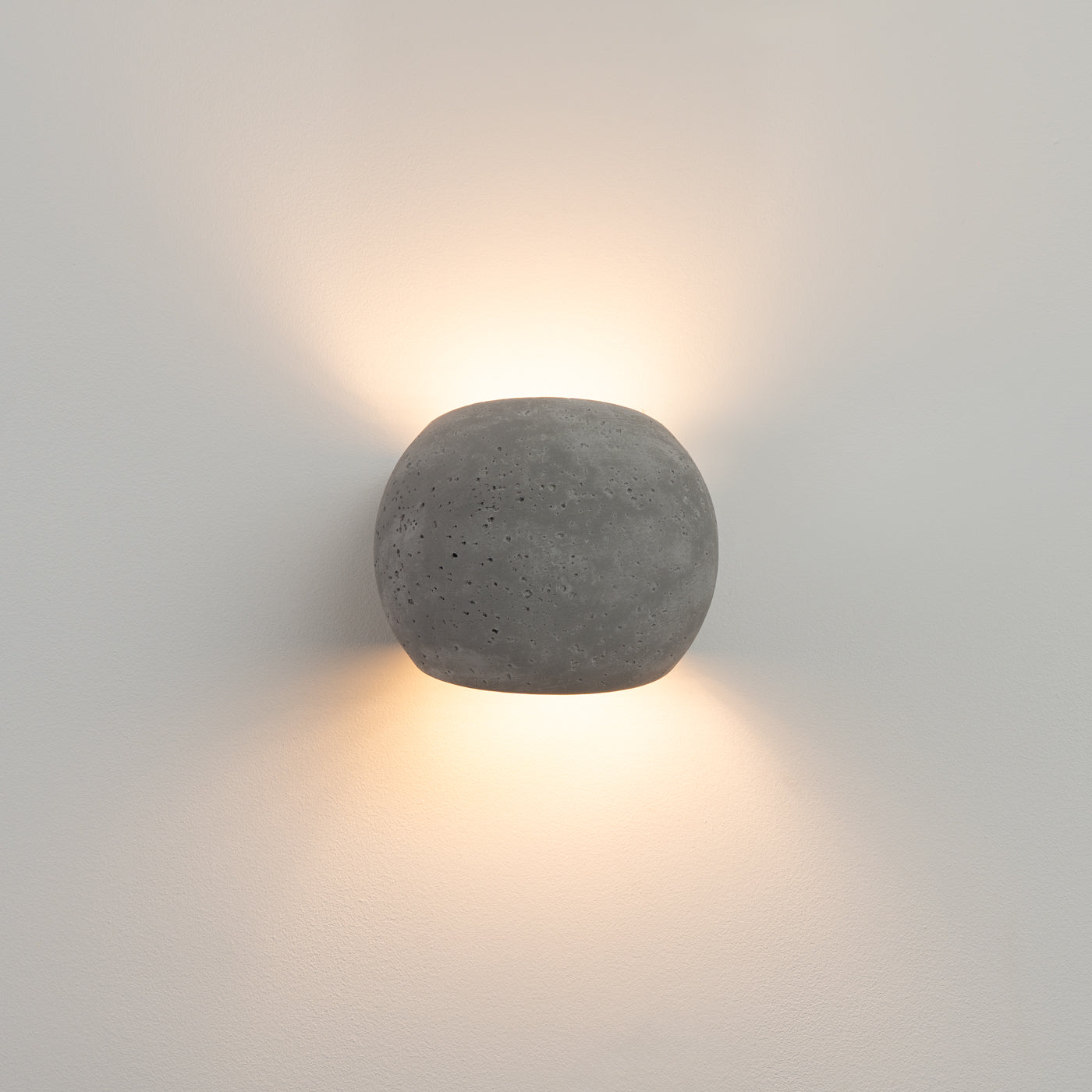 Luzana - Wandleuchte aus Beton, grau