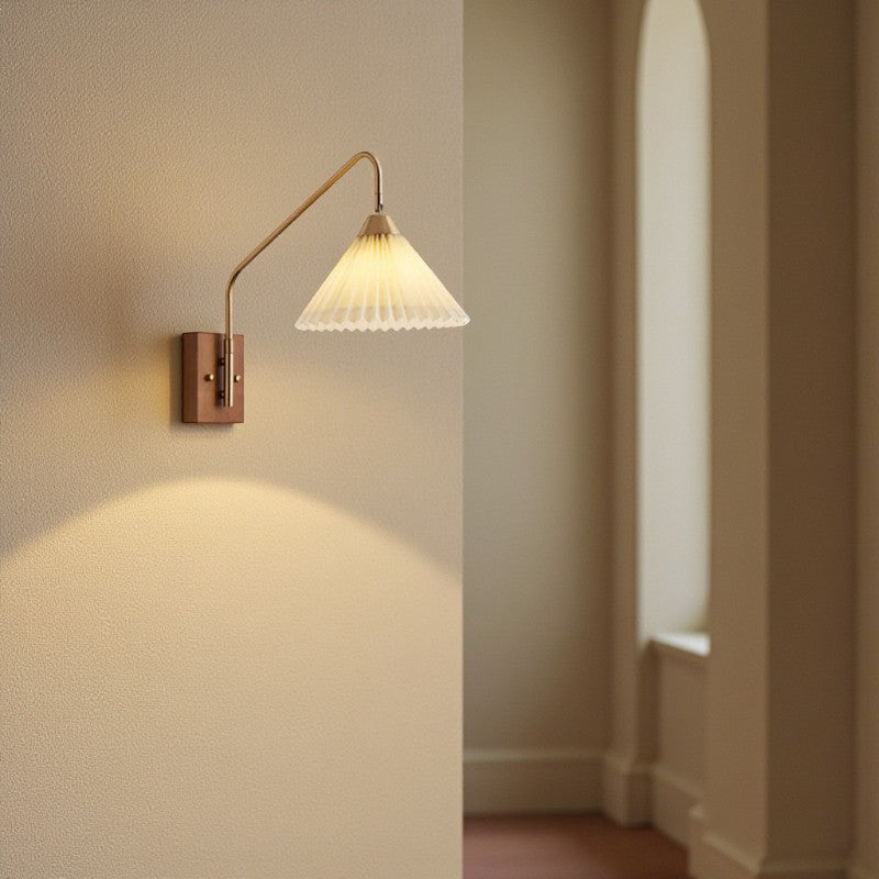 Japanische trapezförmige Wandleuchte mit Faltenstruktur für minimalistische Innenräume