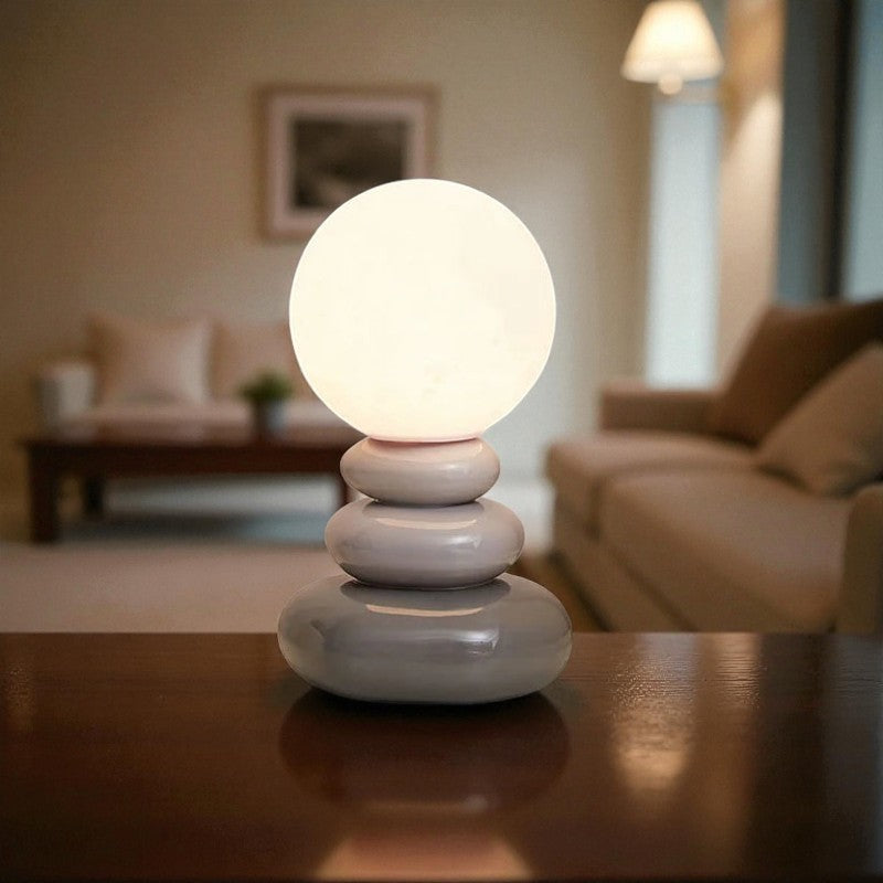 Gestapelte Steinkleuchte für zeitlose Akzente in der Wohnraumgestaltung