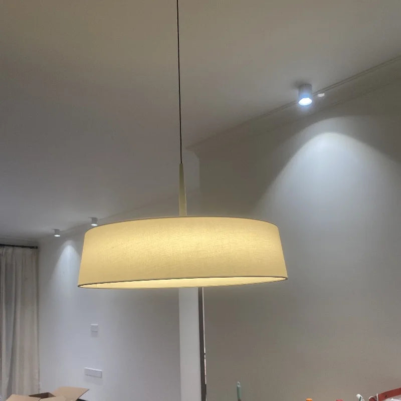 Minimalistische - LED-Pendelleuchte mit Stoffschirm