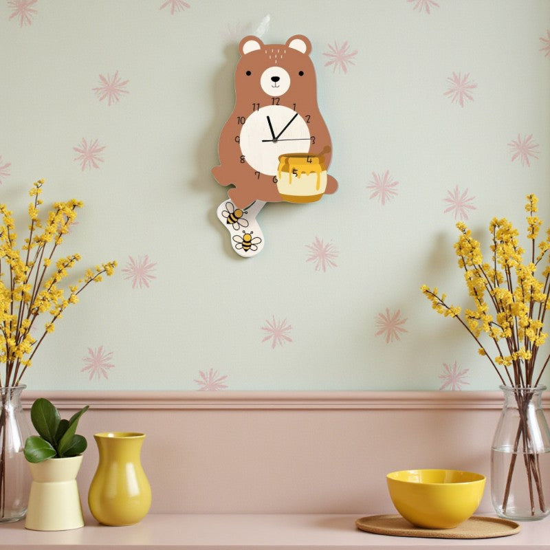 Wanduhr in Cartoon-Form mit Pendel für dekorative Wohnbereiche