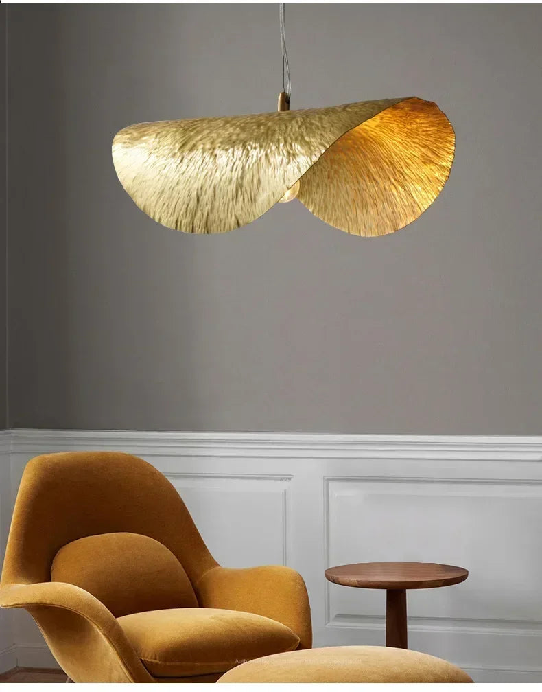 Lucero - Goldene Pendelleuchte im Lotusblatt-Design mit