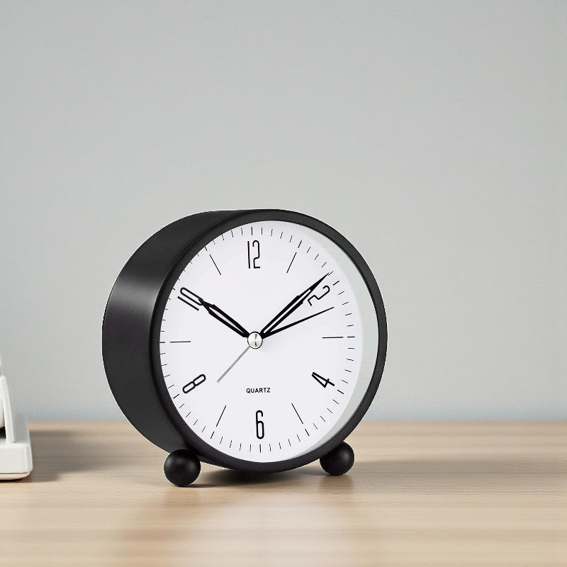 Stilvoller Wecker mit leisem Mechanismus und Nachtlicht Modernes funktionales Wohnaccessoire