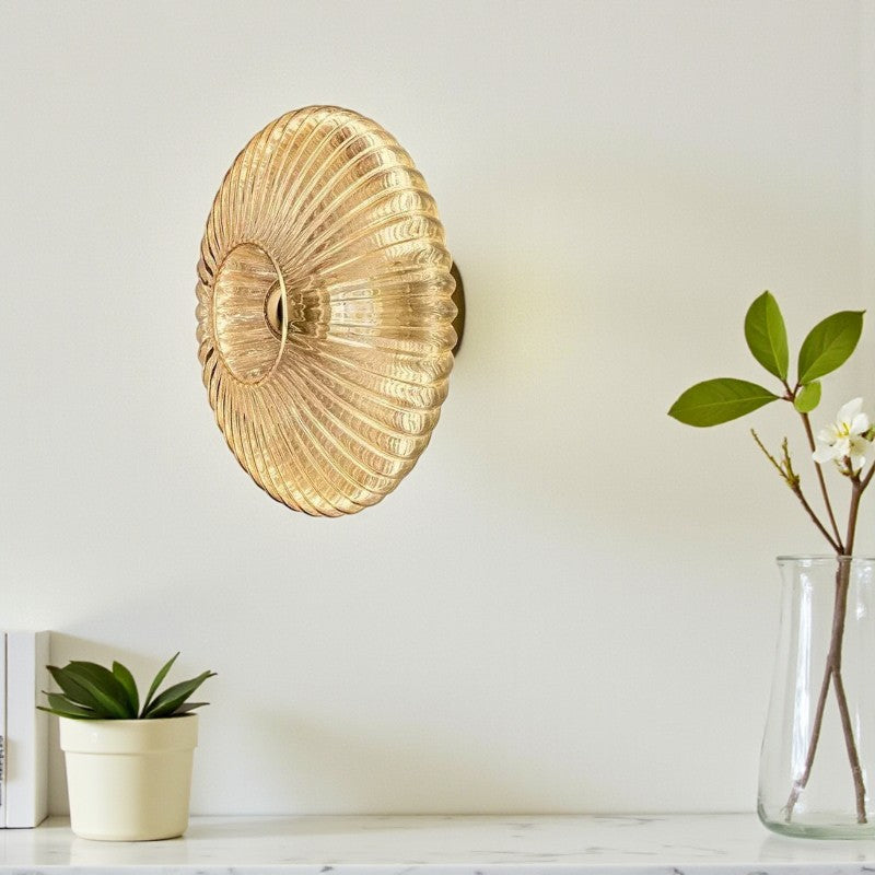 Moderne Glas Wandleuchte mit welligem Glanz