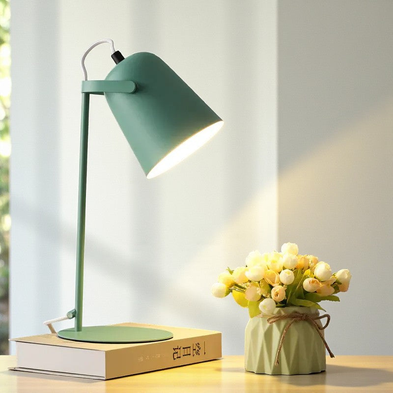 Verstellbare Schreibtischlampe im skandinavischen Design und mit funktionaler Beleuchtung