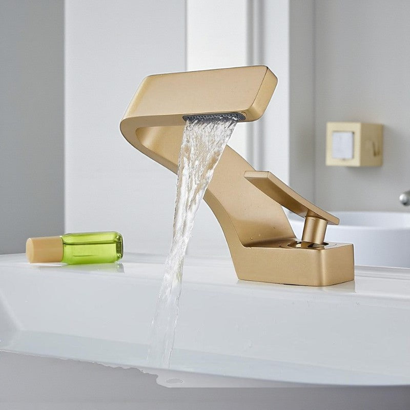 Moderner geschwungener Wasserhahn Moderner geschwungener Küchenarmatur