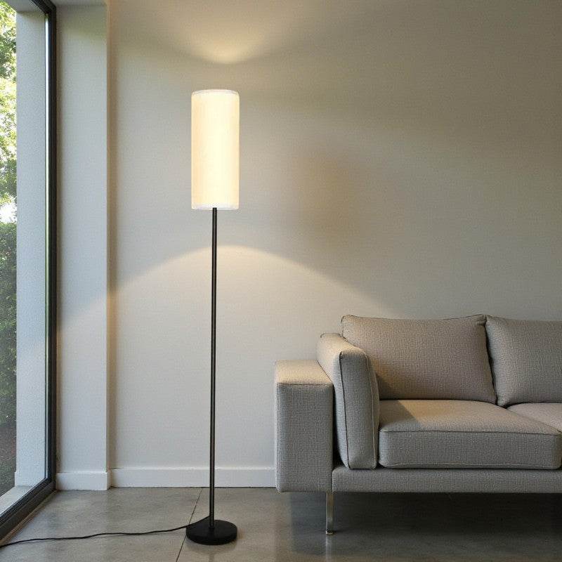 Schlanke Stehleuchte mit zylindrischem Schirm für sanfte Stimmungsbeleuchtung