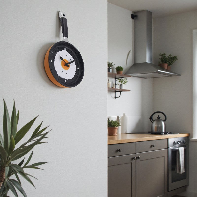 Pfannenförmige Wanduhr mit verspieltem Spiegelei Design