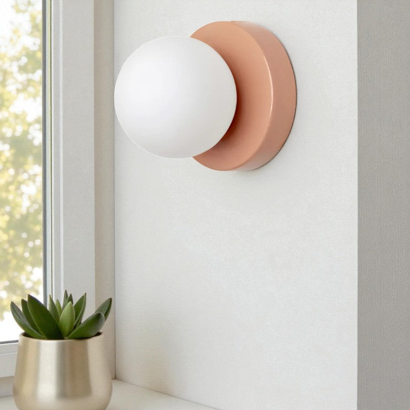 Elegante Wandleuchte mit Glaskugel für stilvolle und gemütliche Räume