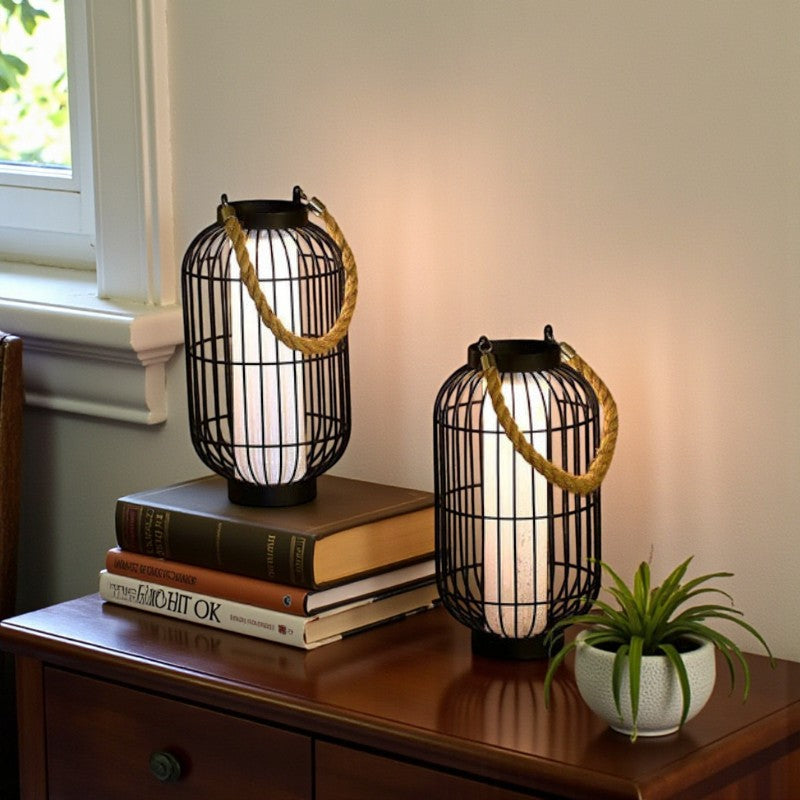 Solarbetriebene LED-Lampe mit Seilgriff und Schutzgehäuse