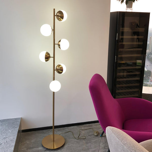Vertika - Elegante LED-Baumlampe mit weißen Glasschirmen