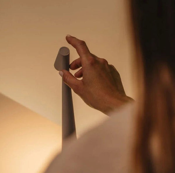 Mesalux - Tragbare Tischleuchte aus Aluminium, 2700 K