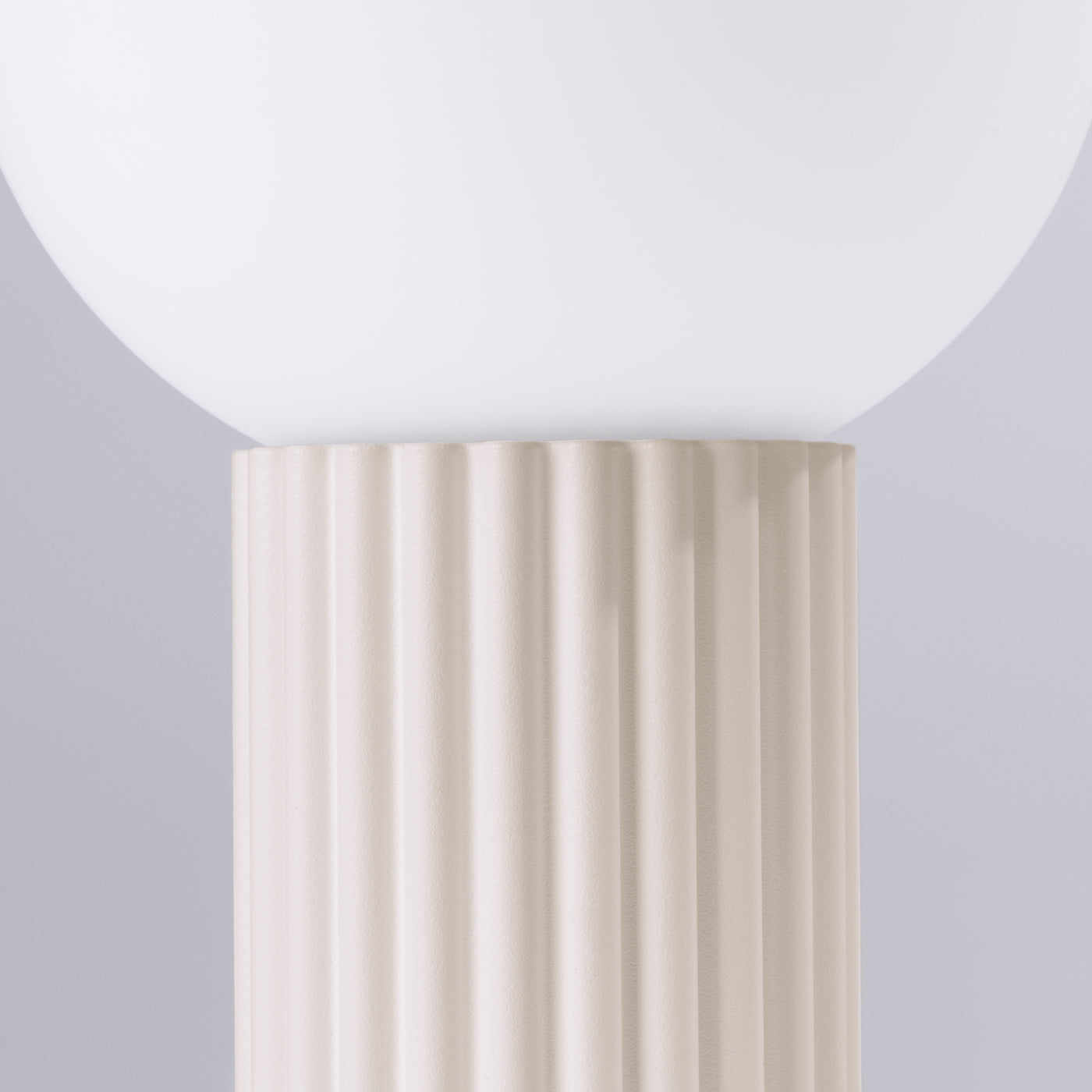Bureia - Beige Tischleuchte mit mattiertem Glasschirm