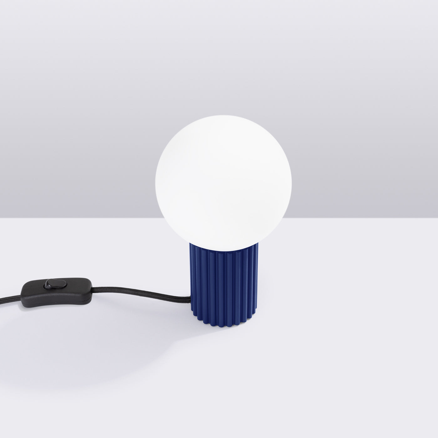 Ultramarinblaue - Schreibtischlampe mit mattiertem