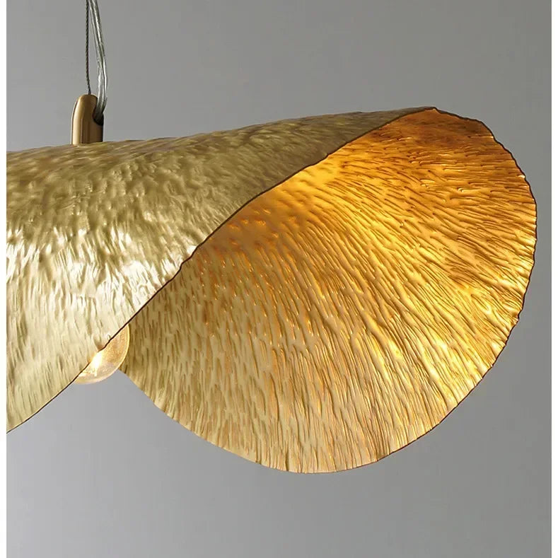 Lucero - Goldene Pendelleuchte im Lotusblatt-Design mit