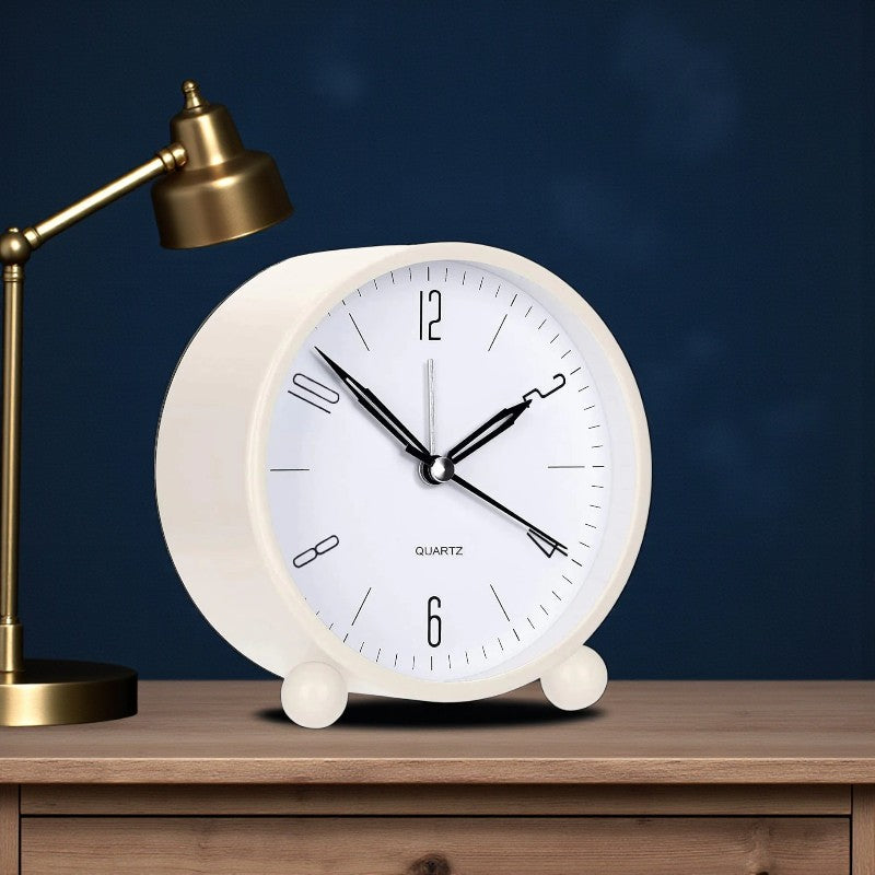 Stilvoller Wecker mit leisem Mechanismus und Nachtlicht Modernes funktionales Wohnaccessoire