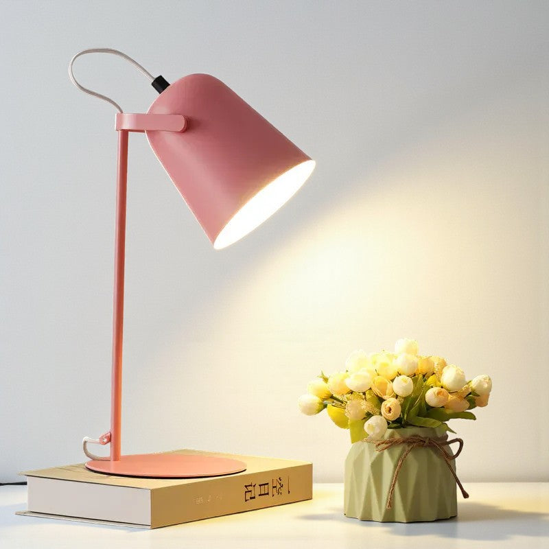 Verstellbare Schreibtischlampe im skandinavischen Design und mit funktionaler Beleuchtung
