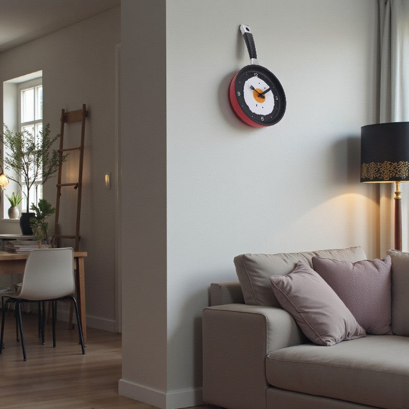 Pfannenförmige Wanduhr mit verspieltem Spiegelei Design