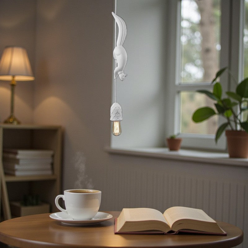 Pendelleuchte mit verspieltem Eichhörnchen und Tannenzapfen-Motiv Dekorative Beleuchtung