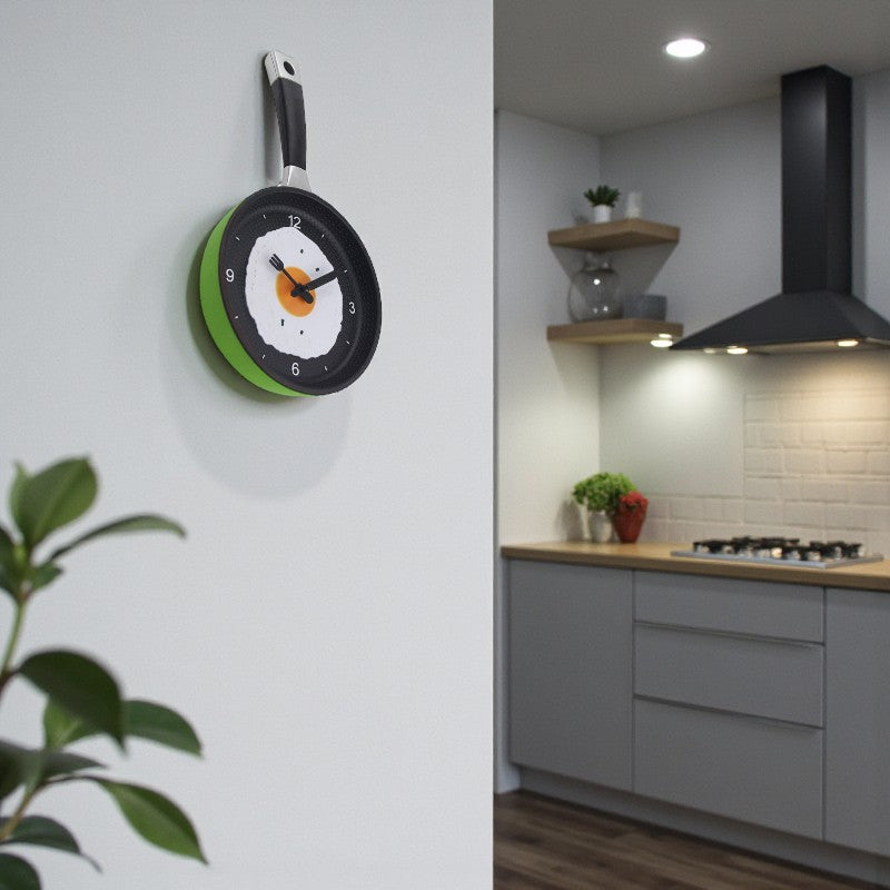 Pfannenförmige Wanduhr mit verspieltem Spiegelei Design