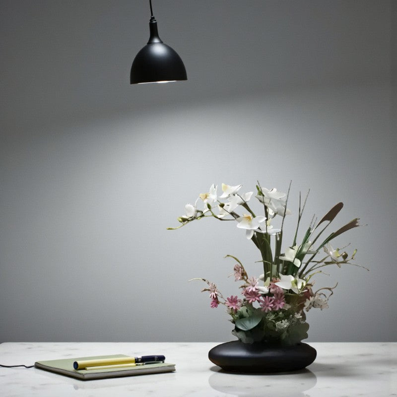 Florale Orchidee in eleganter moderner Dekovase