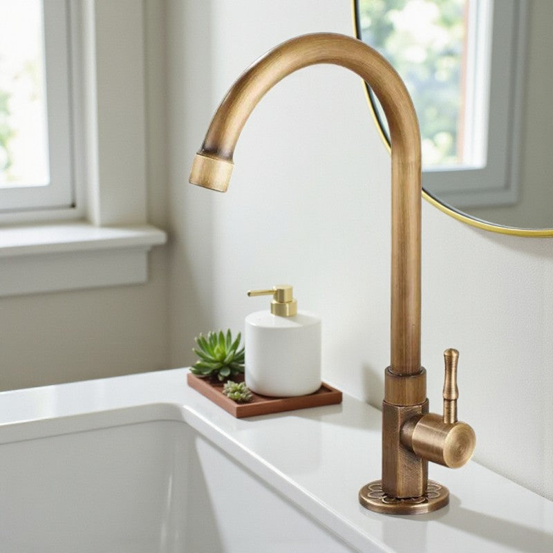 Antiker Küchenarmatur aus Messing mit elegantem Schwanenhals-Design