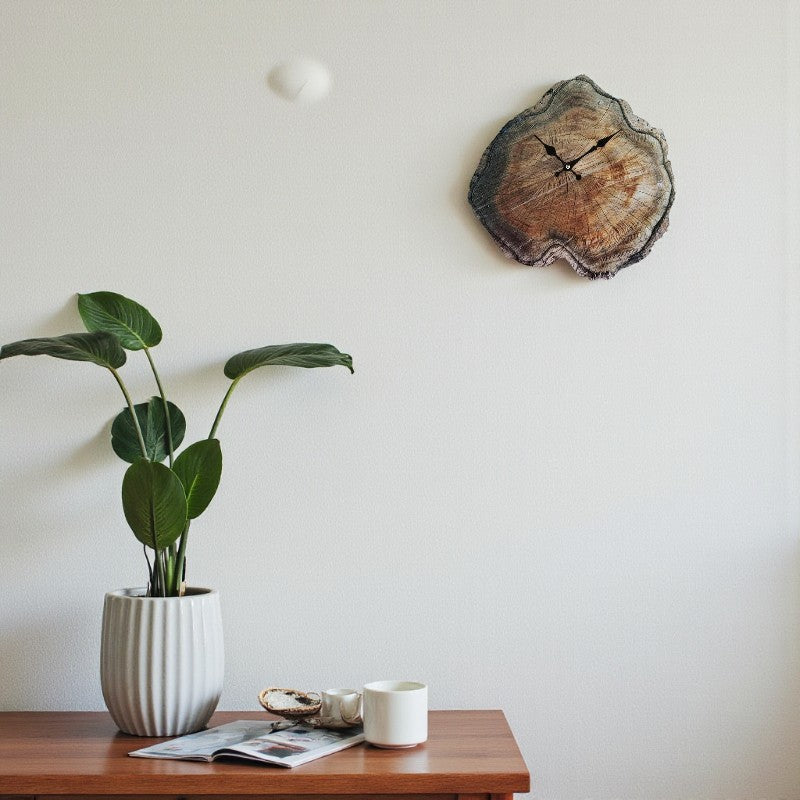 Handgefertigte Wanduhr aus Holz mit minimalistischem Stil