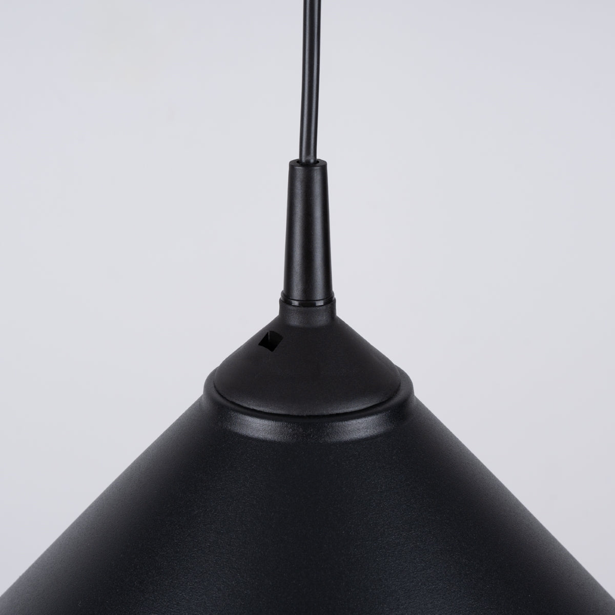 Claria - Schwarze Pendelleuchte mit Holzapplikationen in