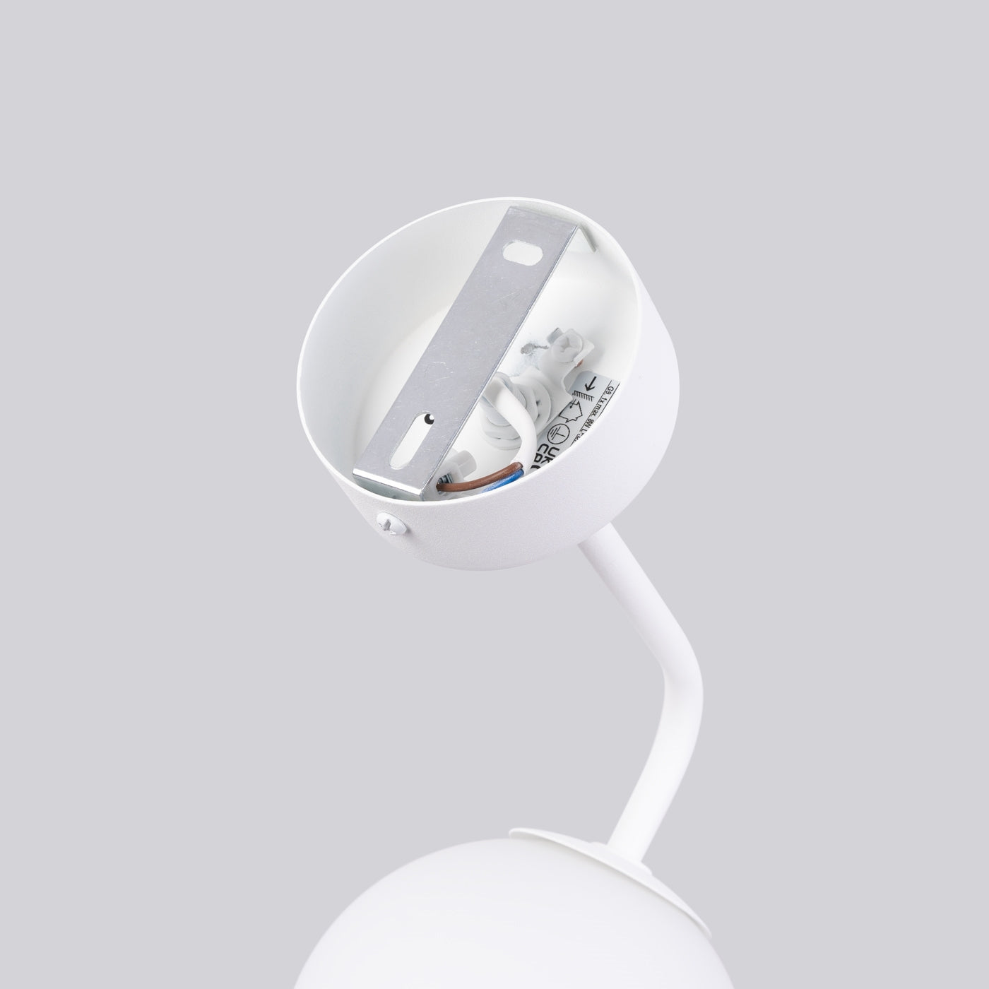Luara - Weiße Wandleuchte mit mattiertem Glasschirm