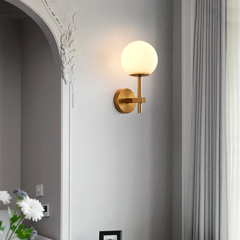 Parietta - LED-Wandleuchte mit Glaskugel