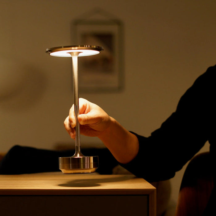 Pivo - Elegante LED-Tischleuchte aus gebürstetem Aluminium