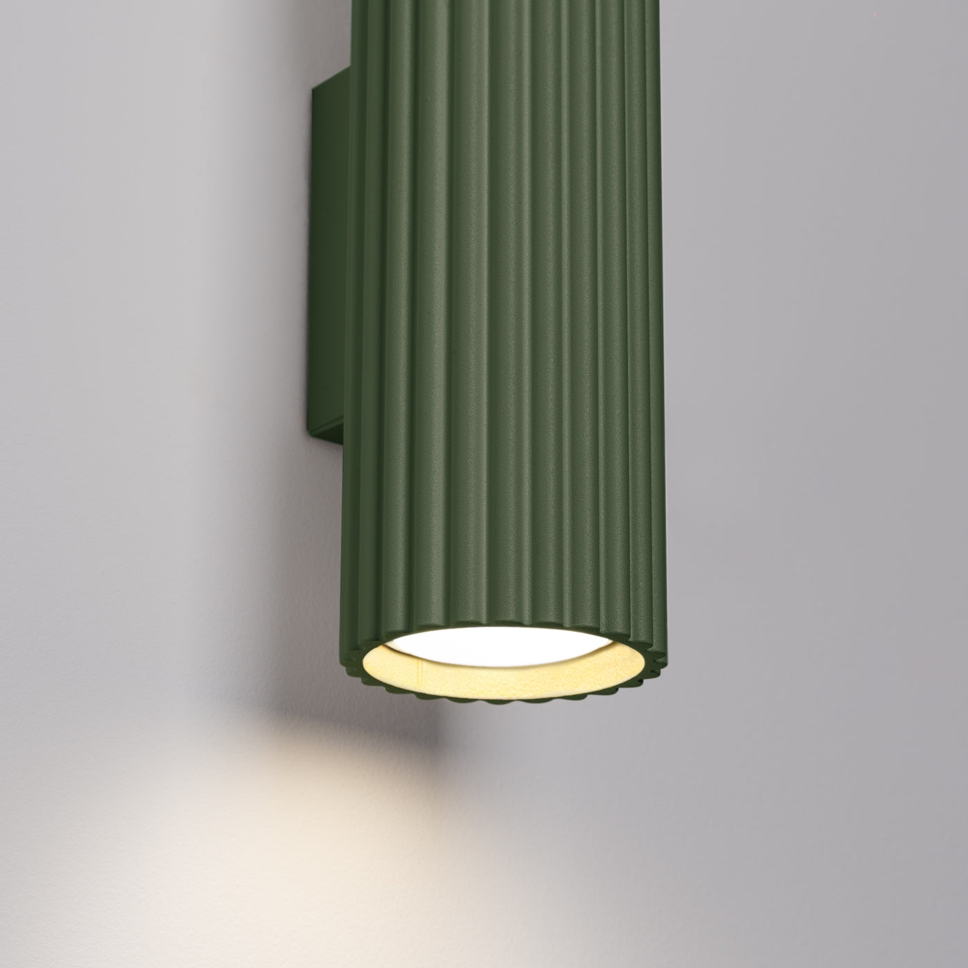 Karbon - 30 Wandleuchte aus olivgrünem Aluminium