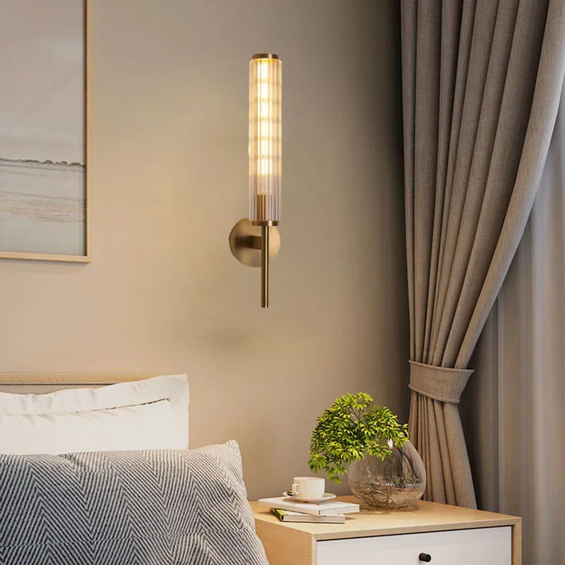 Mureto - Goldene Wandleuchte mit klarem Glasschirm und