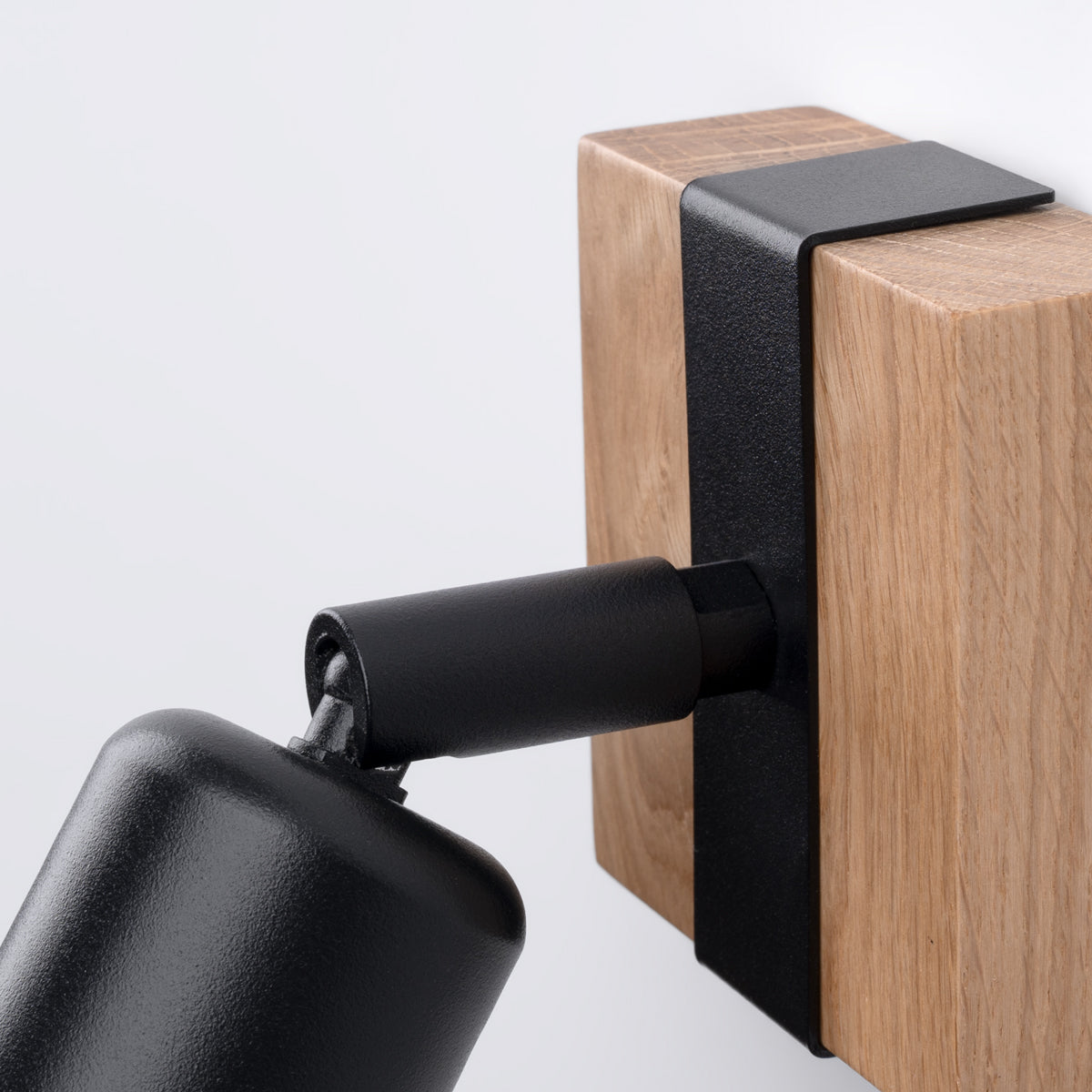 Zuca - Wandleuchte, schwarz mit Holzdetails