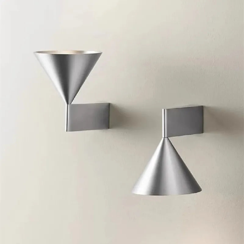 Minimalistische - Wandleuchte aus silberfarbenem Aluminium