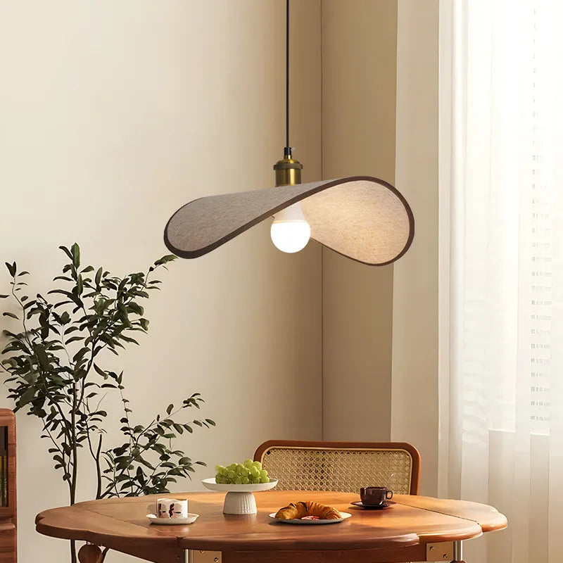 Solara - Wabi-Sabi-Strohhut-Hängeleuchte mit warmem Licht