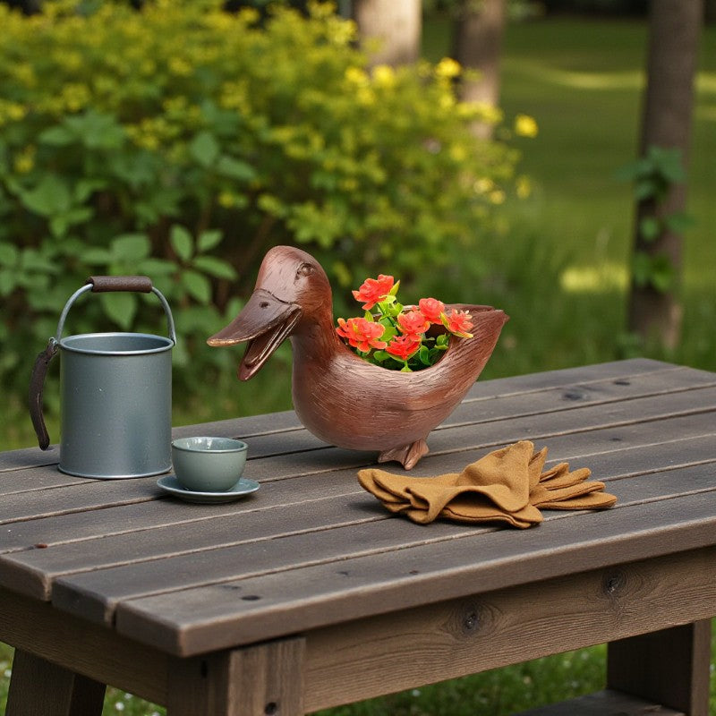 Entenförmiger Blumentopf mit dekorativem Design