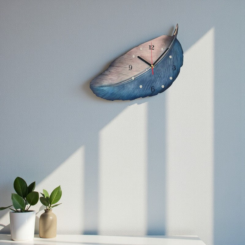 Handgefertigte Wanduhr aus Holz mit minimalistischem Stil