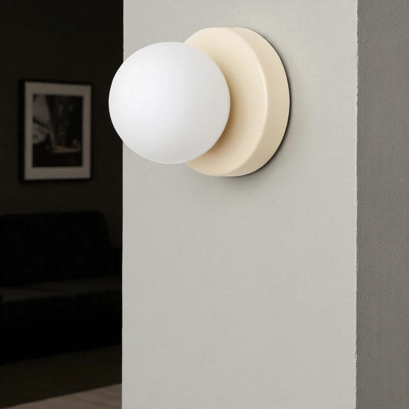 Elegante Wandleuchte mit Glaskugel für stilvolle und gemütliche Räume