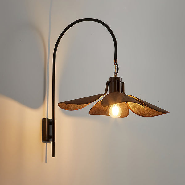 Petal - Wandleuchte Petal Bloom aus Metall, Holz und Leinen